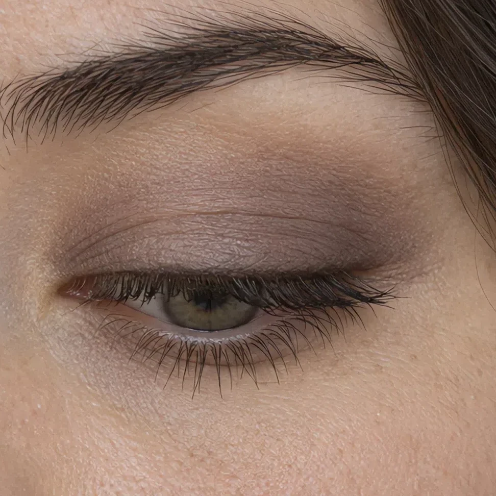 Cool Summer daytime eye makeup on a medium complexion