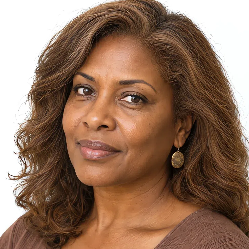 A Soft Autumn woman with deep warm-brown skin and her gray fully covered in warm nut brown
