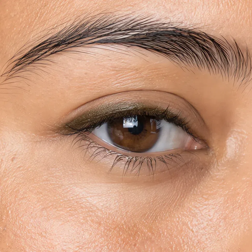 Fern eyeliner on medium peach-beige skin, Soft Autumn