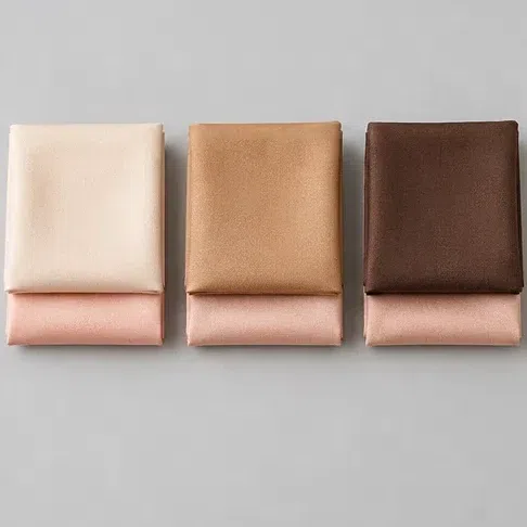 Three pairs of fabric squares showing a small, a medium and a strong lightness step