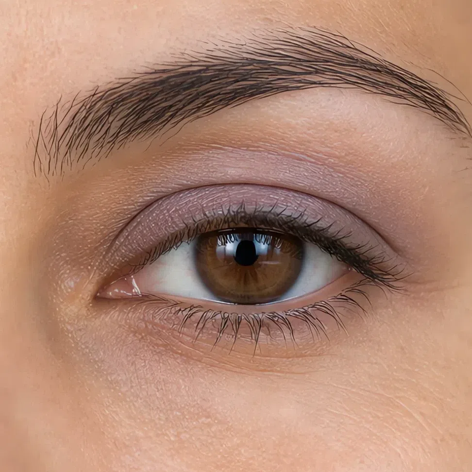 Soft Summer daytime eye makeup on a medium complexion