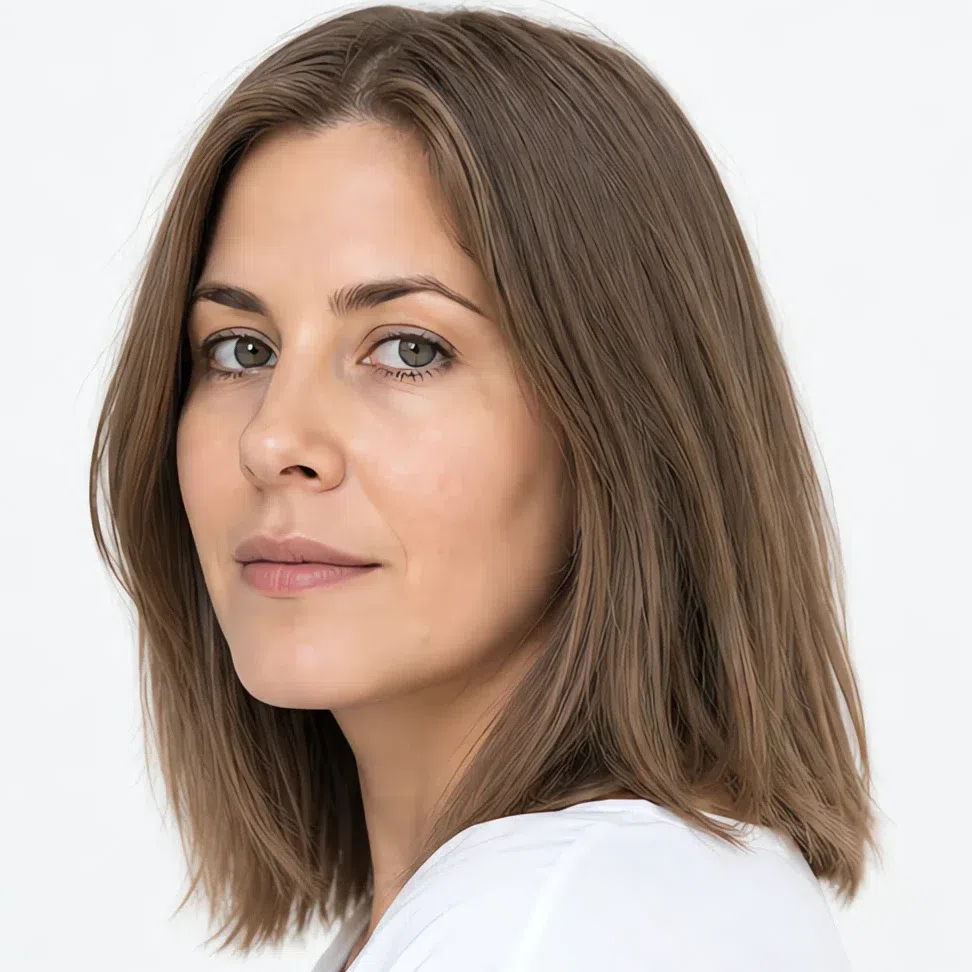 Natural mousy light brown hair at level 6