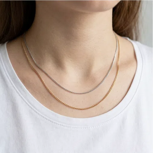 Almost no difference between silver and gold - a neutral undertone