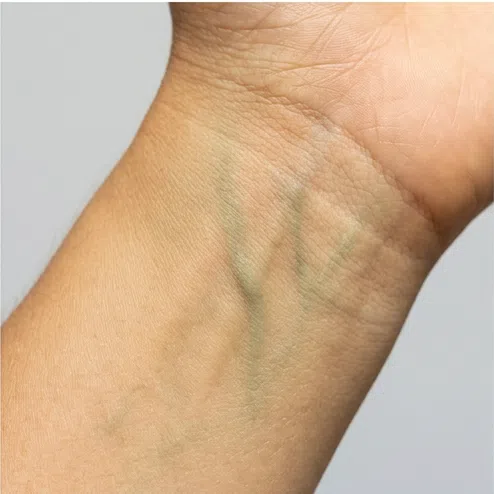 Greenish veins on the wrist - a warm skin undertone